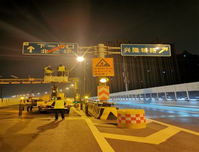 绍兴郑州市北三环彩虹桥交通标志牌安装现场